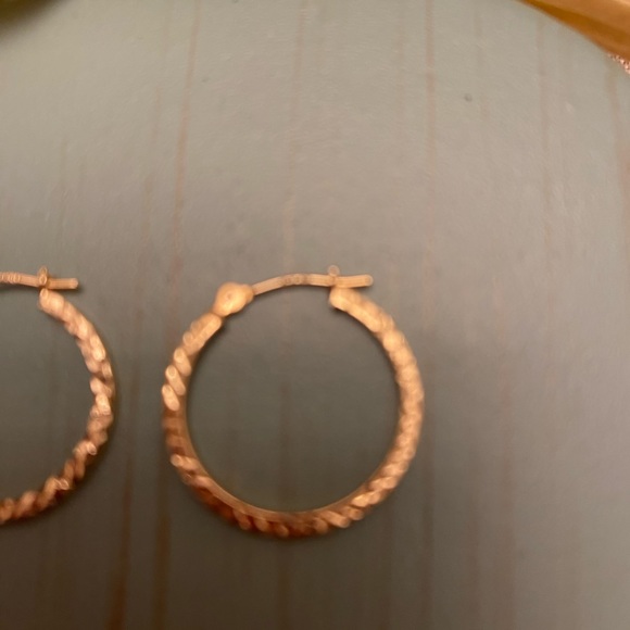 Awesome 14kt yellow gold approx 1 inch diamond cut hoop earrings - Picture 4 of 7